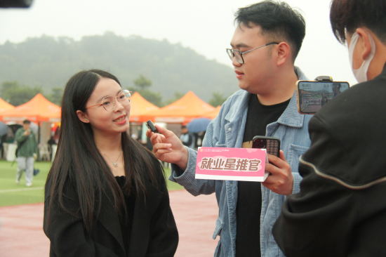 学子向用人单位展示自我(沈田/摄)