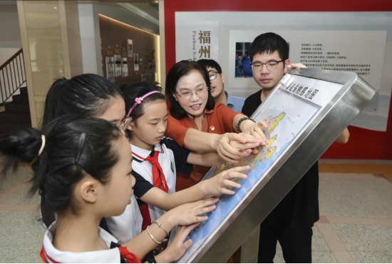 福州市盲校的学生们在体验盲人地图