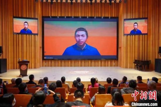 阳光学院元宇宙产业学院师生团队利用“虚拟现实”技术打造虚拟偶像IP“卧龙拔”。　方佳敏　摄