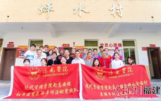图为合影留念。