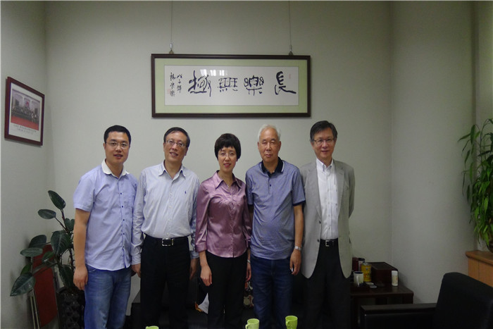 与世新大学副校长余致力教授、管理学院院长徐仁辉教授合影.jpg