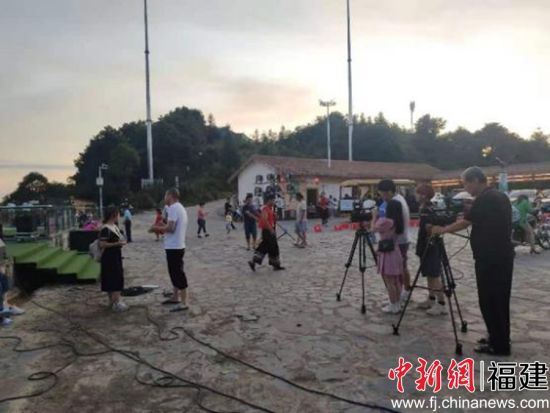 这支以现代传媒专业党团员为主体的大学生“三下乡”队伍，分成红色筑梦之旅专项行动和美丽乡村建设两个实践队。