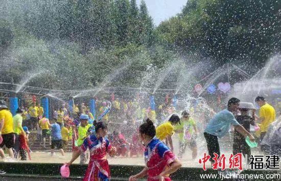 图为畲族传统泼水节。