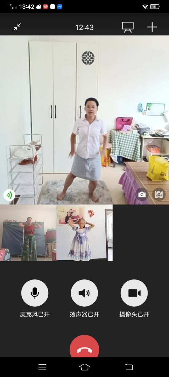志愿者为孩子们开展线上支教