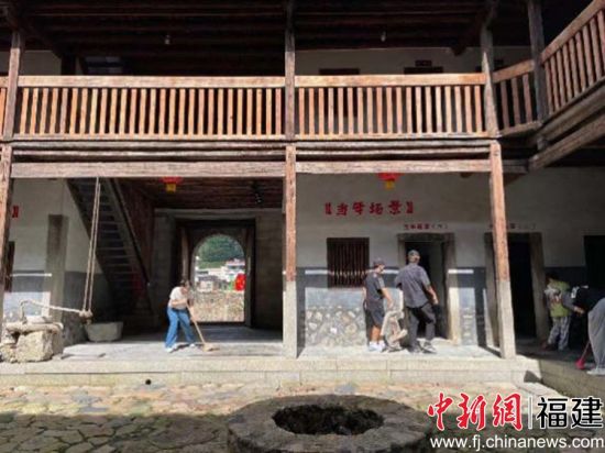 他们在深思熟虑之后，以年轻人的视角和激情，对最具红色感染力的“当年场景”进行了重新设计和布置。