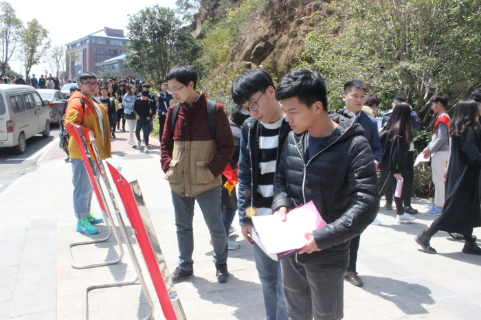 同学们驻足活动现场.jpg