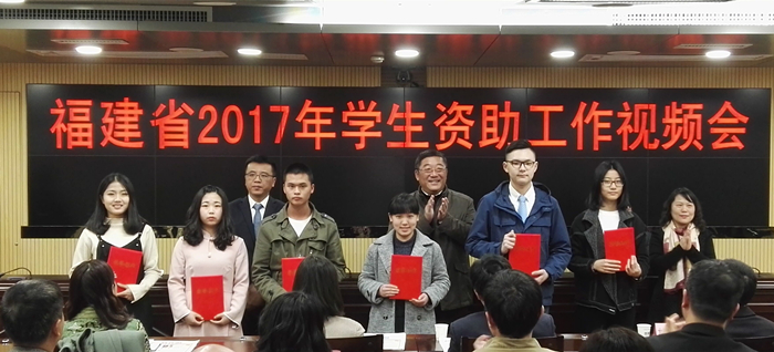 江佳琪同学（右二）获得最佳人气奖_副本_副本.jpg