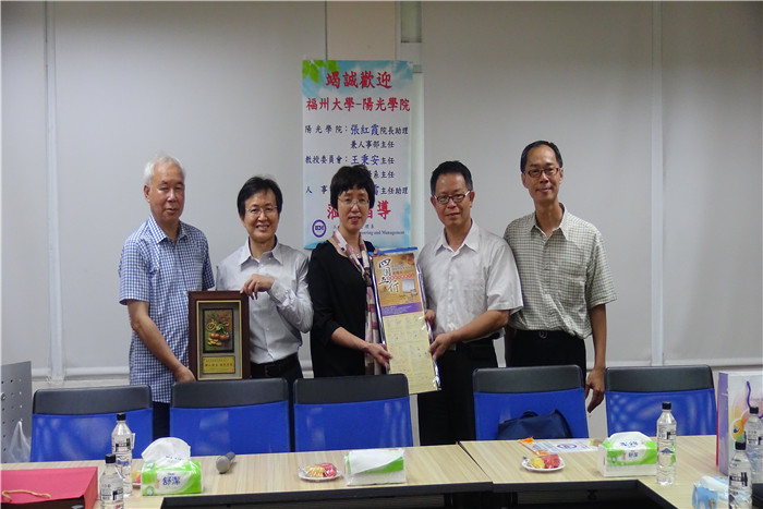 与高雄应用科技大学互赠礼物.jpg