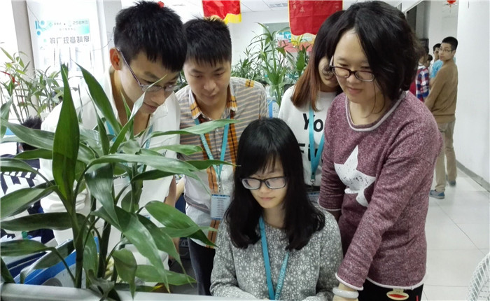 2管理系郁融睿老师在企业指导学生实习.jpg