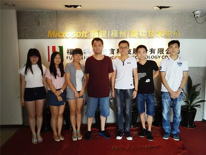 3学生在福州微软技术中心实习,与企业负责人合影.jpg