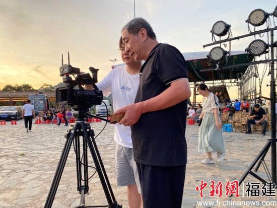 这一次，大学生“三下乡”实践队，为畲寨拍摄了形象代言人，制作了精美的导游图和画册，开展了3场全网大直播活动