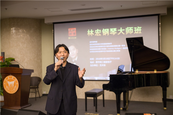 林宏在授课中.jpg