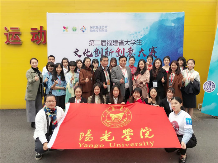 我校参赛师生与教育厅学生处谢友平处长合影.jpg