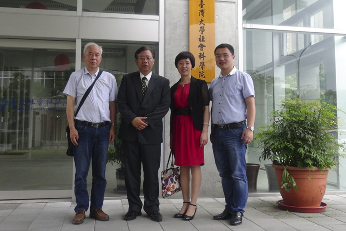 与台湾大学人文社会高等研究院副院长林建甫教授合影.jpg