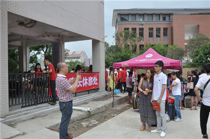 报到完了,拍个照留念一下,从今天起你就是一名大学生了 (2).jpg