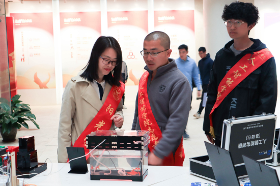 来宾在未来科技展厅了解师生实战项目(林诚璐/摄)