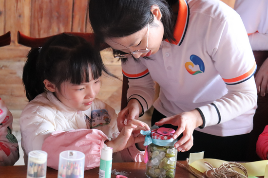 “小小设计师”环节,孩子们DIY橄榄美食