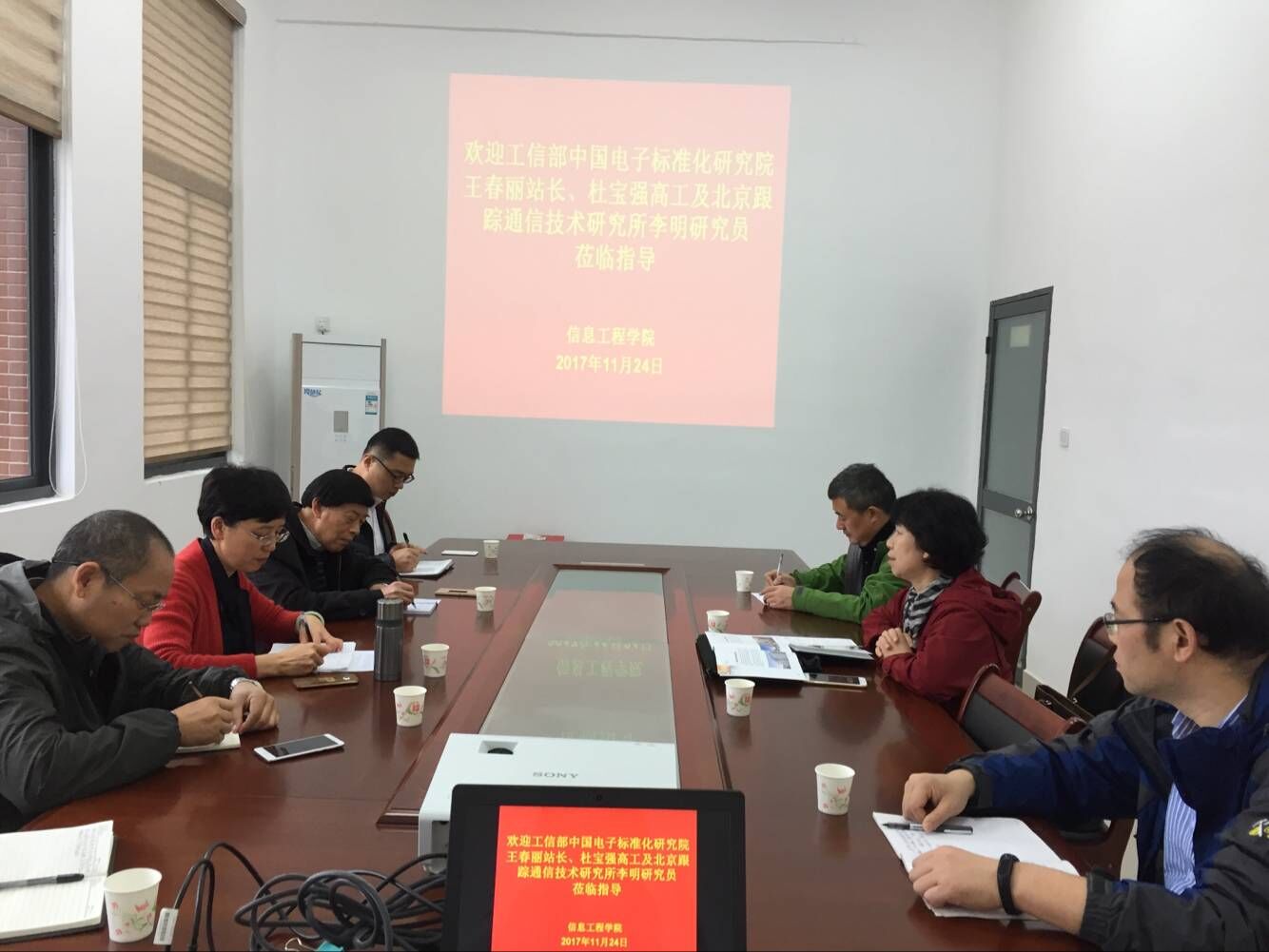 座谈会.jpg