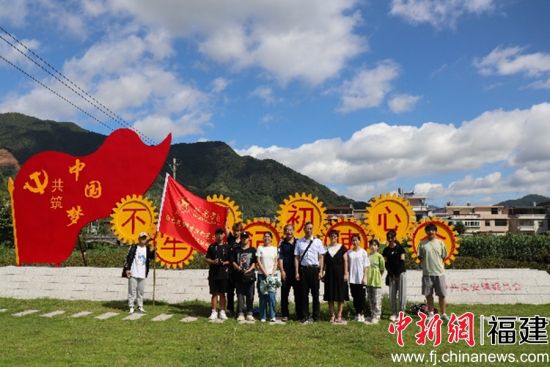 这支以现代传媒专业党团员为主体的大学生“三下乡”队伍，分成红色筑梦之旅专项行动和美丽乡村建设两个实践队。