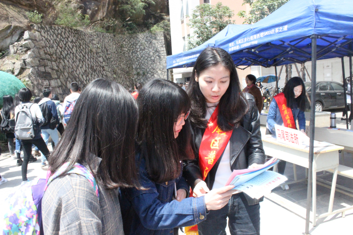 志愿者为同学讲解安全知识.jpg