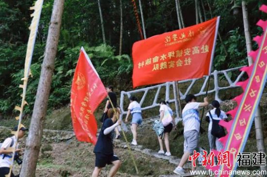 大学生们举着红色筑梦之旅的旗帜，走在先辈们浴血奋战的土地上，攀登着人类不屈不挠的精神高地。