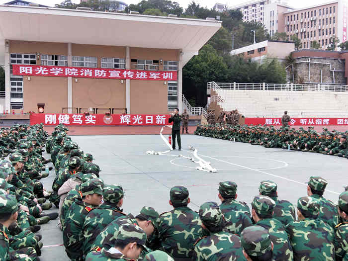 消防官兵为学生讲解如何使用水带2.jpg