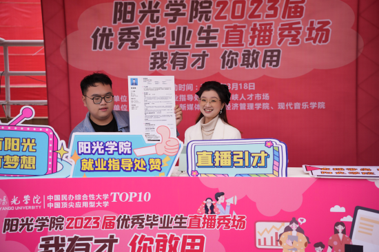 学生在直播间展示才艺(江欣颖/摄)