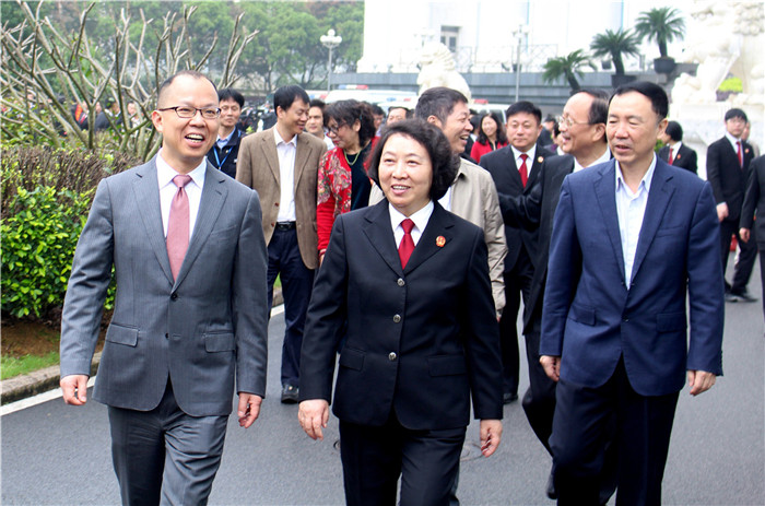 林腾蛟代表等在福建省高级人民法院马新岚院长(中)的陪同下参观福建省