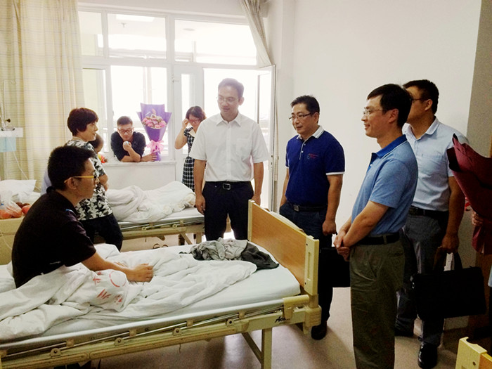 团省委志愿者部部长杨德林(右三)、团市委郑立敏书记(右四)与张东宝同学亲切交谈_副本.jpg