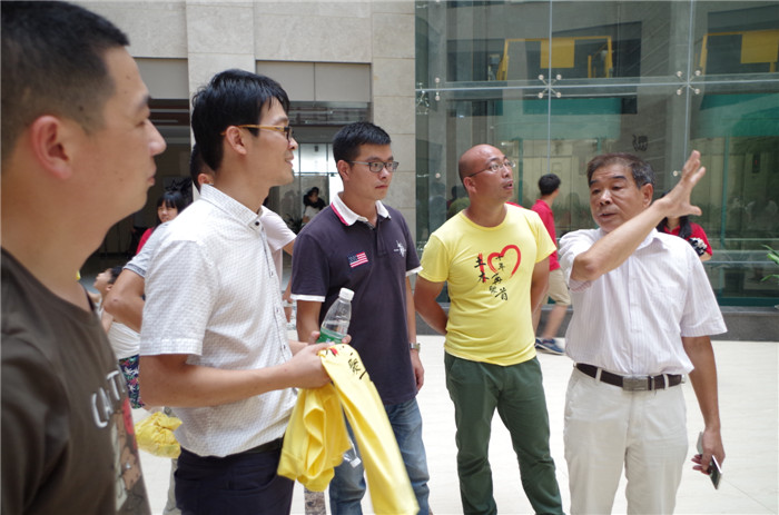 唐文华主任向校友们介绍学校变化.jpg
