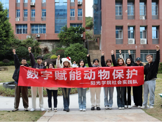 阳光学院野性魅力实战教学团队社会实践小组搬运物资与直播设备 高可欣摄