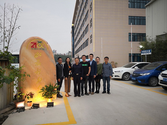 与福建中凯信集团董事长谢思吉合影_副本.jpg