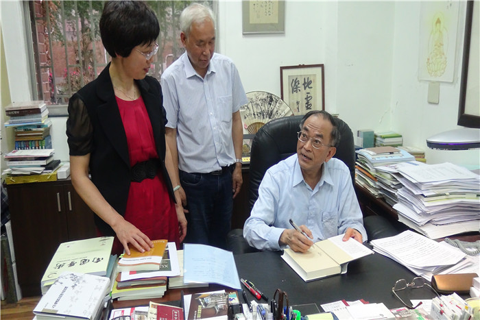 台湾大学人文社会高等研究院院长黄俊杰教授为学院赠送通识教育系列专著并题字.jpg
