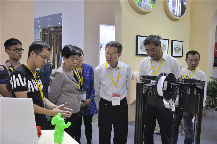 福建省政协副主席薛卫民（右三）参观我院学子自制的3D打印机_副本.jpg