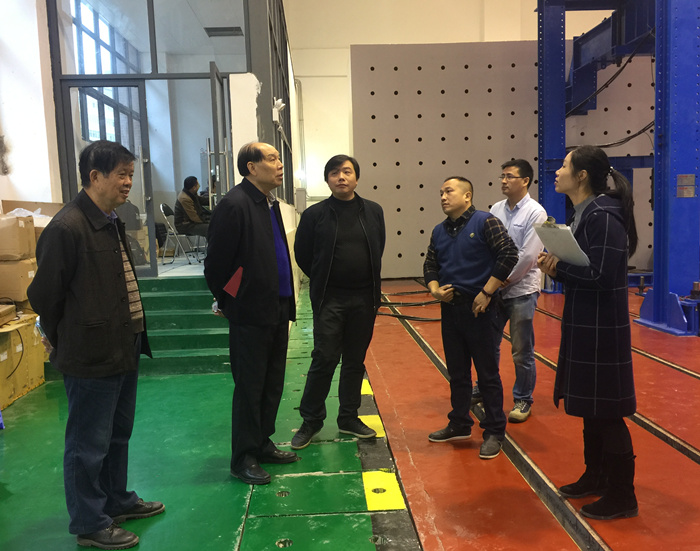 4土木工程学院彭大文院长对设备验收进行评议_副本.jpg