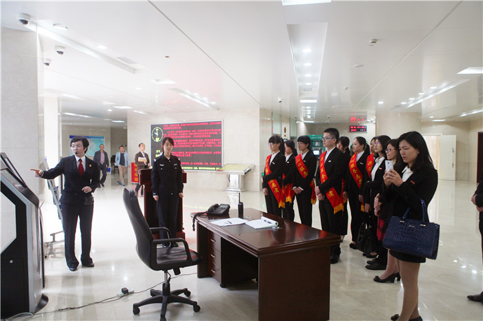 7师生代表参观诉讼大厅 (2)_副本.jpg