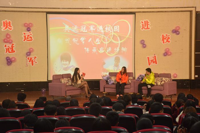 林青峰、邓薇接受学子访谈 (2)_副本.jpg