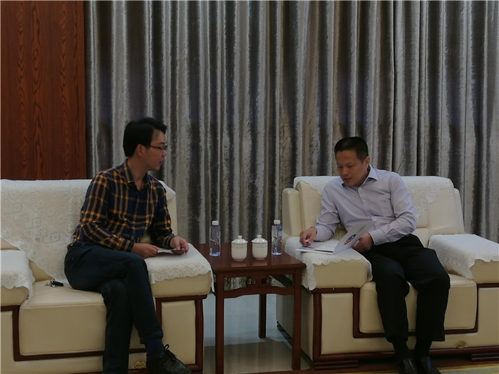 黄阿火书记与泉州（湖头）光电产业园区负责人详谈.jpg