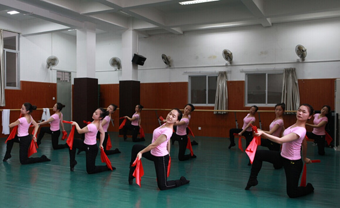 艺术系舞蹈专业学生正在排练_副本.jpg