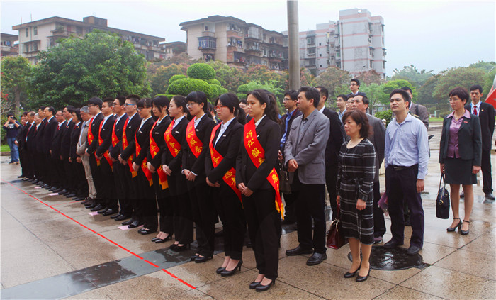 6我院师生代表在揭牌仪式现场 (2)_副本.jpg