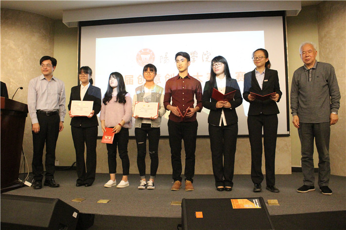 王秉安主任、黄瑞展老师与获得铜奖的选手合影.jpg