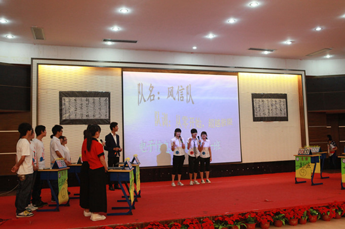 “show time“亮出参赛队的风采.jpg