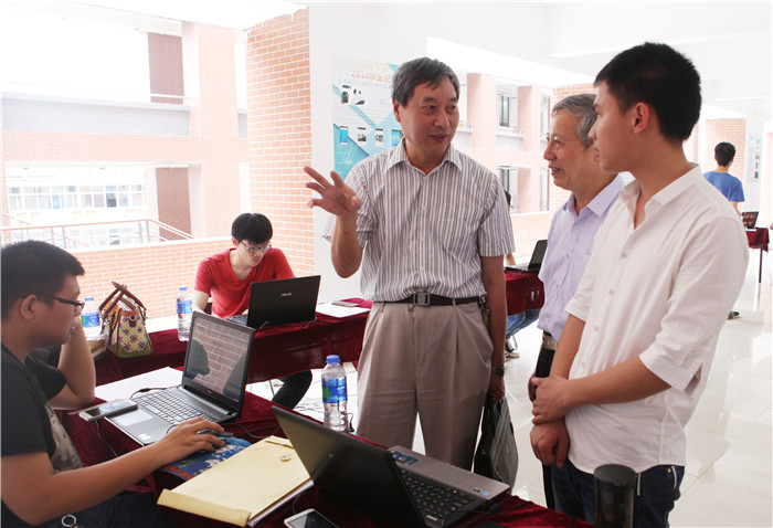 20160531汤德平副院长和学生深入交流_副本.jpg