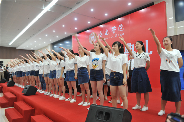 7  20160614齐唱校歌.jpg