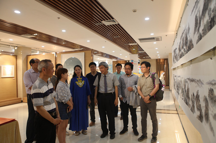 台湾东海大学罗时玮院长一行参观画展.jpg