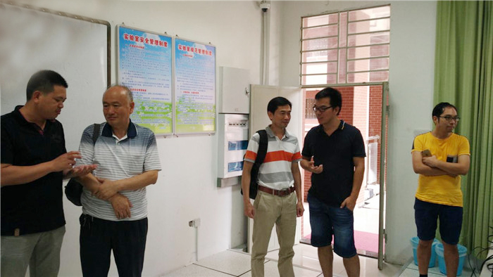 福建省高校计算机等级考试中心主任董正雄老师（左二）、考试技术负责人刘雄恩老师（左三）亲自指导此次测试工作 (2).jpg