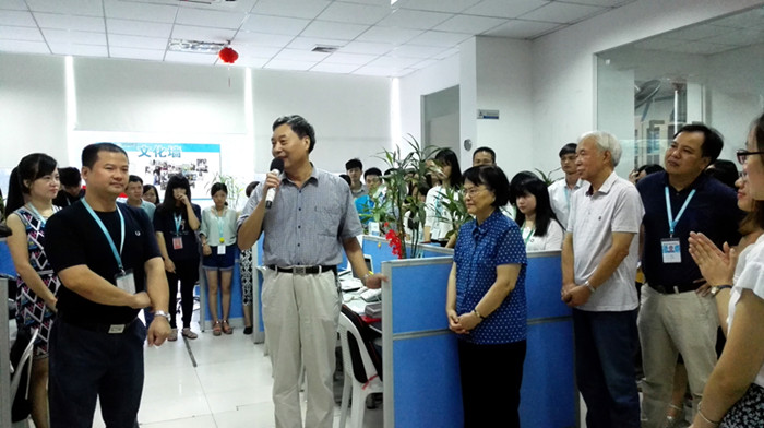 3汤院长一行在众事达公司为实习学生加油鼓劲_副本.jpg