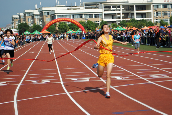 女教工青年组100米叶小康.jpg