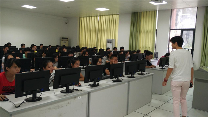 计算机工程系党总支副书记陈敏老师巡视考场 (2).jpg