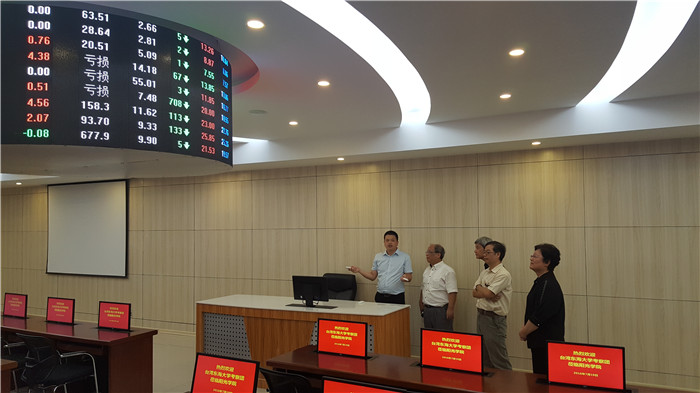 3参观经济管理综合实验实训中心（一）_副本.jpg